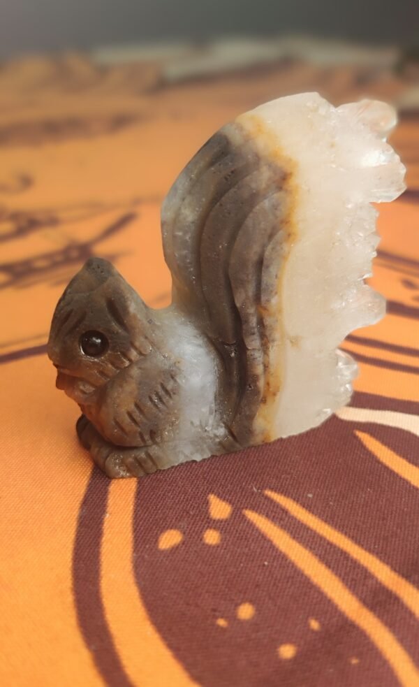 Figura de Ardilla de Cuarzo Blanco